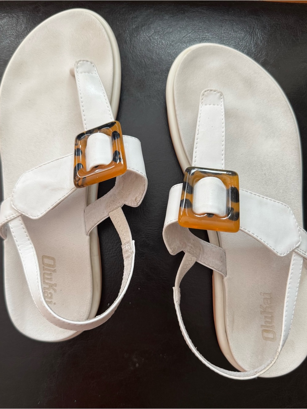 OluKai Laʻi T-Bar White Sandals Women’s 7 Tortoise Buckle Wet Grip Rubber